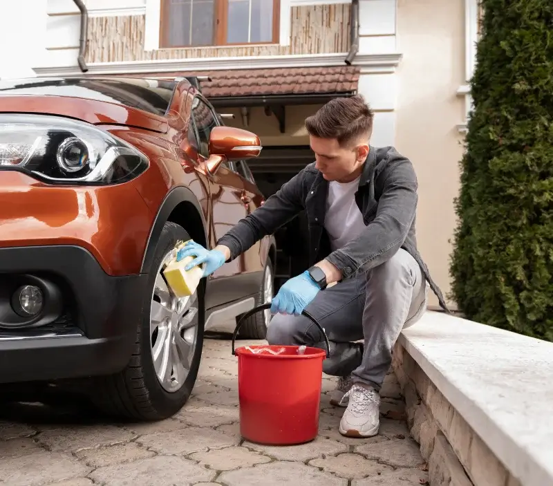 Lavage auto à domicile Chiry-Ourscamp : professionnel intervenant sur un véhicule